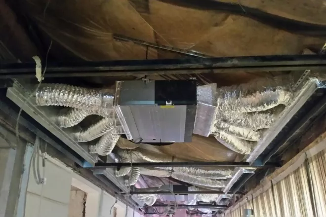 приточно вытяжная установка с подключенными воздуховодами