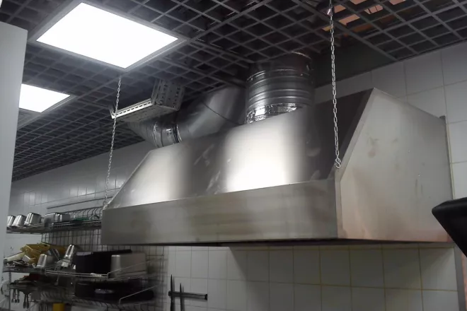 установленная купольная вытяжка на кухне ресторана карлс джуниор