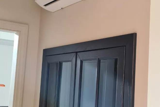 кондиционер на стене офиса над окном